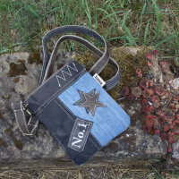 Sunsa kleine Umhängetasche aus recycelter Jeans und schwarzem Canvas.