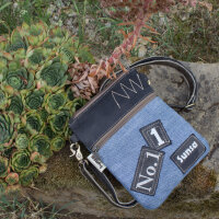 Sunsa kleine Umhängetasche aus recycelter Jeans und schwarzem Canvas.