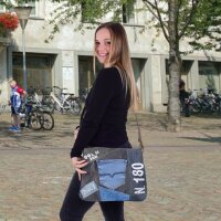 Sunsa Umhängetasche aus Upcycling Jeans und schwarzen Canvas. Tasche