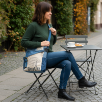 Sunsa Umhängetasche. Crossover Tasche aus recycelte Jeans Canvas & Leder. Große Schultertasche mit Berlin Design