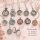 Set aus 11 Halsketten mit Glasmedaillon und Füllung von 7 Charms-Mix